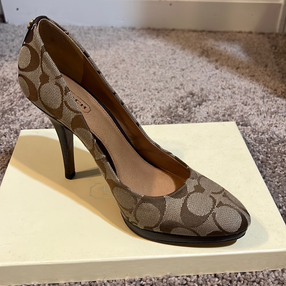 Coach shoe color khaki size 7 M